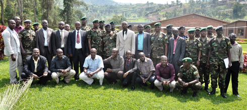 Itsinda rya RDF Command & Staff College, bamwe mu bagize Njyanama y'akarere ka Karongi, n'abandi bafatanyabikorwa.