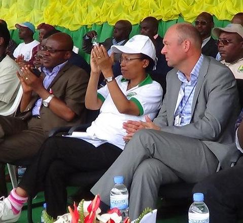 Umuyobozi wa REMA (wambaye ingofero) hamwe n