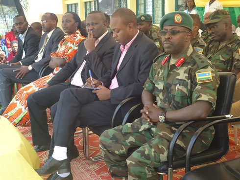 Abayobozi batandukanye bitabiriye gutangiza icyo gikorwa cy'ubuvuzi ku mugaragaro.