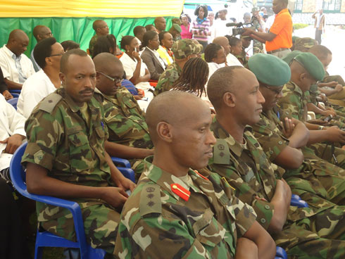 Impuguke z'abaganga b'abasirikare bagiye kumara icyumweru cyose bavurira ubuntu.