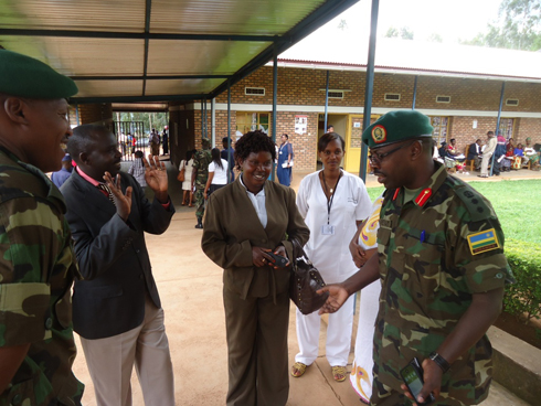 Abayobozi bazengurutse ibitaro bareba icyo gikorwa.