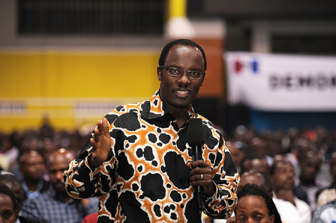 Umuyobozi w'umujyi wa Kigali atanga igitekerezo mu nama idasanzwe y'umuryango FPR-Inkotanyi.