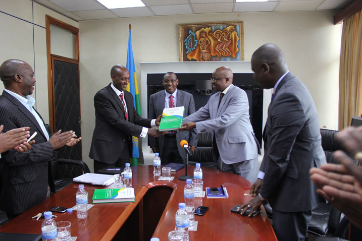 Umuyobozi mushya wa RRA ahererekanya ububasha n