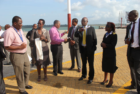 Ba Komiseri Bakuru b'ibigo by'Imisoro n'Amahoro mu Rwanda, Uganda na Kenya basuye icyambu cya Mombasa.