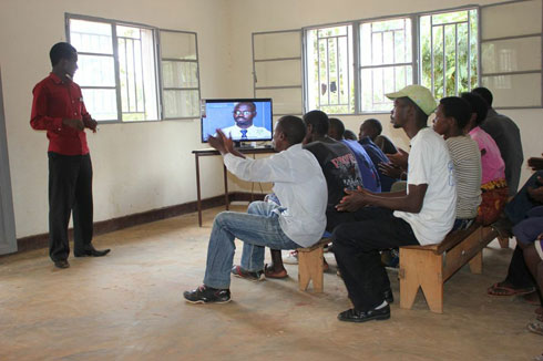 Abaturage bishimiye ko bagiye kujya bareba ibibera mu gihugu ndetse no hanze imbonankubone.