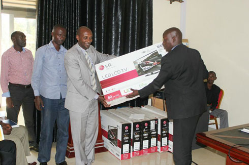 Komiseri Mukuru wungirije muri RRA, Richard Tusabe, ashyikiriza umuyobozi w