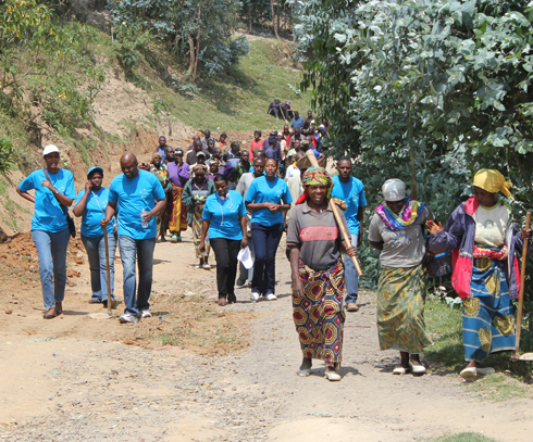 Abakozi ba RRA bitabiriye igikorwa cyo gufasha abangirijwe n'ibiza mu karere ka Nyabihu.