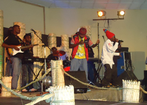 Rafiki yaririmbye indirimbo ze live.