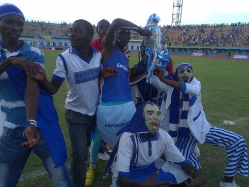 Rayon Sport yishimira igikombe kuri sitade Amahoro.