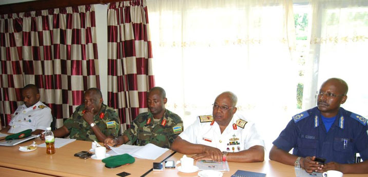 Rear Admiral (Maj Gen) Stanley Ehije Ogoigbe (uwa 2 uhereye iburyo) hamwe Gen Mubarakh n'umuyobozi wa polisi n'ababaherekeje.