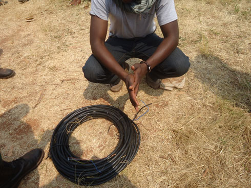 Remmy uvuga ko akora muri EWSA izi nizo nsinga yafatanwe mu rugo aho yari yarazibikije.