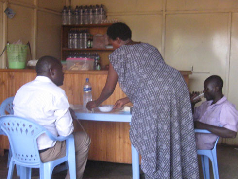 Resitora imwe iri ku mupaka wa Nemba n'abayigana baba ari bake.