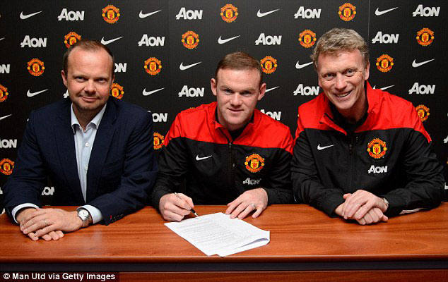 Rooney yasinye amasezerano mashya ari kumwe na Ed Woodward, umuyobozi wa Manchester wungirije, n