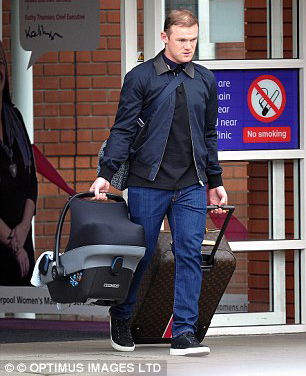 Rooney asohoka kwa muganga aho umugore we yabyariye.