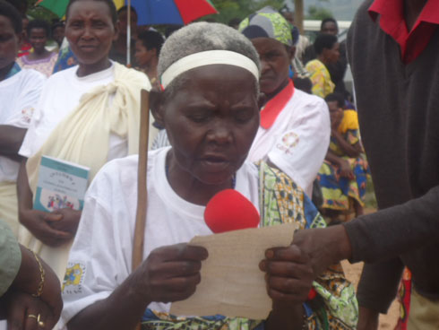 Roza Nishyirembere asoma ibaruwa yo gushimira ubuyobozi bwazanye gahunda yo kwigisha abantu bakuru.