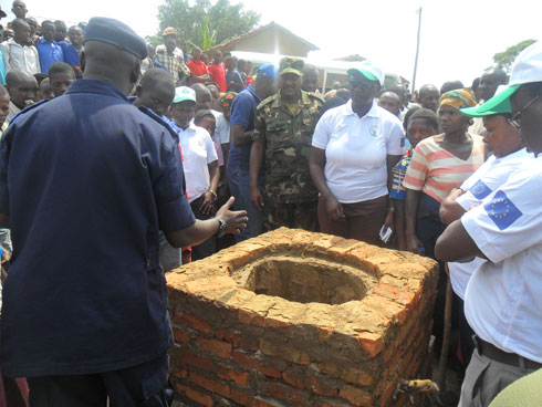 Abaturage n'intumwa za rubanda basobanurirwa ibikorwa bya Police week mu kurengera ibidukikije.