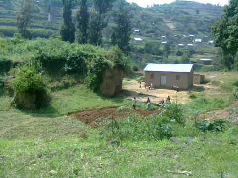 Amwe mu mazu arahanamye ayandi yubatse ahacukuwe amatafari.