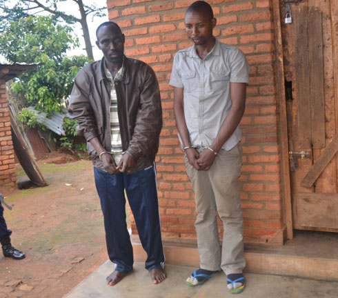 Rubyigana Modeste na Mwembezi Evariste mu maboko ya Police.