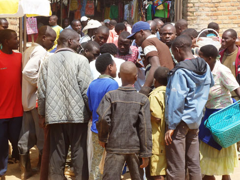 Rudomoro yambaye ingofero y'ubururu (niwe uyoboye abakina kazungunarara) n'abandi baturage bashungereye. (Foto: L. Nshimiyimana)