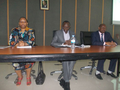 Perezida w'urukiko rw'ikirenga, Prif. Rugege (hagati) atangiza umwiherero w'abacamanza.