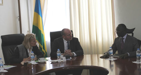 Uhereye iburyo: Perezida w