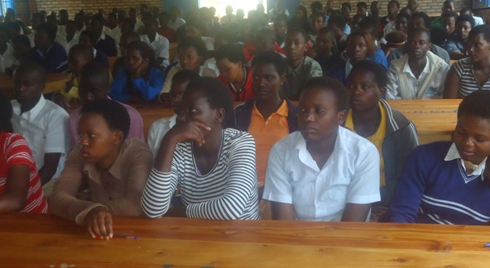 Abanyeshuri baje kumva imyanzuru yafatiwe ikigo cyabo.