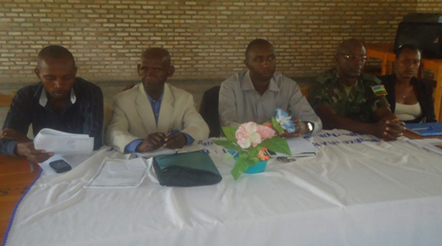 Itsinda ry'abayobozi rifata imyanzuro ku kibazo cy'ishuri.