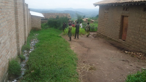 Abaturage batuhe hafi aha bavuga ko bacumbikishije abana babo babahungisha umwanda.