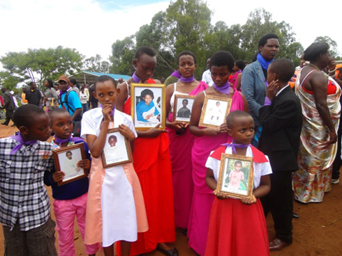 Imiryango yari yitwaje amwe mu mafoto y