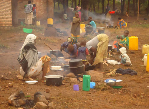 Bakigera mu nkambi bari babangamiwe no gutekera hanze aho bikangaga imnvura, ariko ubu bamaze kubakirwa igikoni