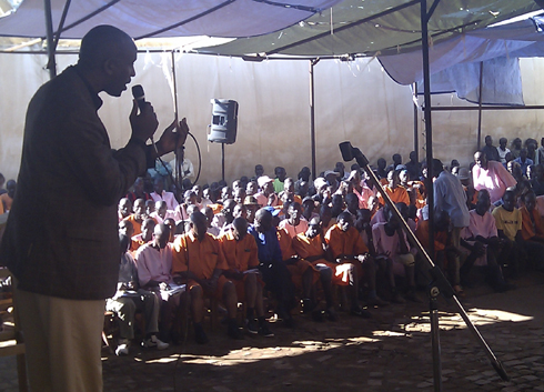 Rukeribuga ashishikariza abafungiye muri gereza ya Nsinda kuzirikana iterambere.