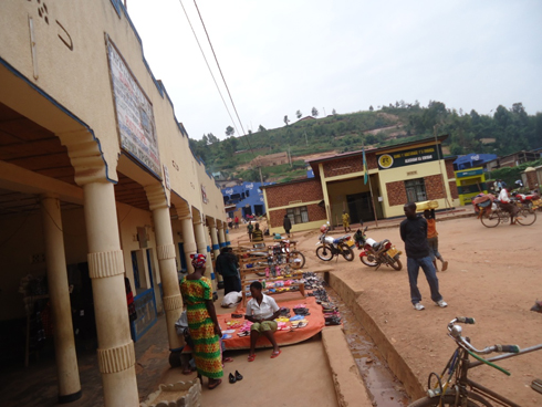 Benshi bacururiza ku rubaraza rw'inzu. (Foto: E.Musanabera)