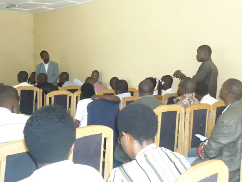 Abahinzi ba kawa mu karere ka Rulindo barebera hamwe aho ubuhinzi bwabo bugeze.