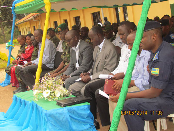 Abayobozi n'ingabo mu gikorwa cyo gutangiza gahunda yo kuvura abacitse ku icumu.