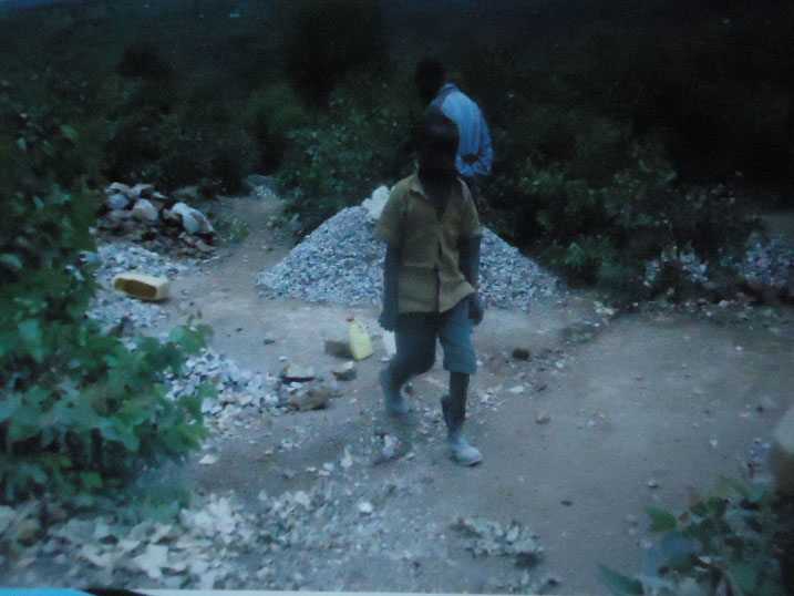 Umwe mu bana bakora mu birombe by