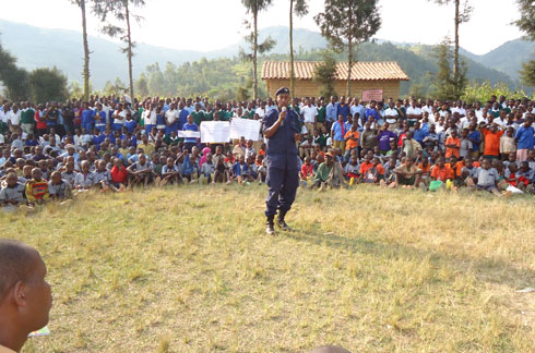Polisi irashishikariza abakoresha ibiyobyabwenge kubireka kuko byonona ubuzima bigahungabanya ubukungu kandi ubifatiwemo agahabwa ibihano