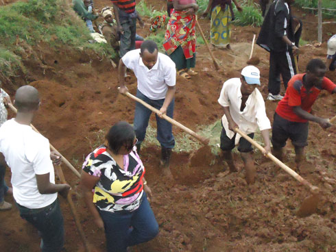 Umujyanama wa ministre muri MIDIMAR yifatanije n'abaturage kubakira abasenyewe n'ibiza.
