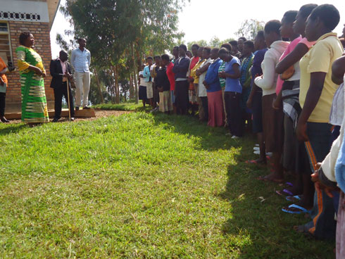 Umuyobozi w'akarere ka Rulindo wungirije ushinzwe imibereho myiza aganiriza abana b'abakobwa biga ku nkunga ya banki y'isi.