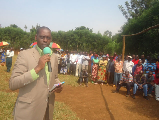 Rumaziminsi Ntagwabira Séraphin, Umuyobozi ushinzwe gukumira akarengane mu Rwego rw'Umuvunyi, ubwo yaganiraga n'abaturage b'umurenge wa Nyabitekeri.