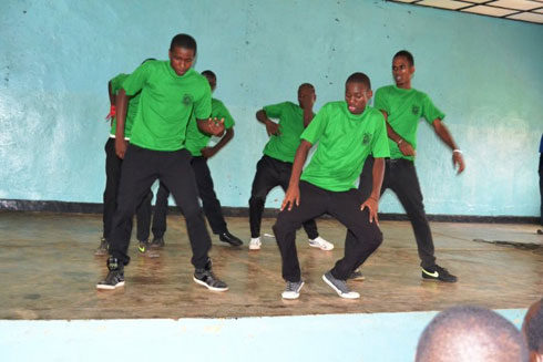 Rumwe mu rubyiruko rwasusurukije abari aho mu byino zitandukanye.