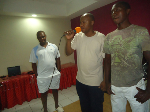 Umuyobozi w'umukino KNC-Runiga (hagati) aha abakinnyi amabwiriza y'umukino.