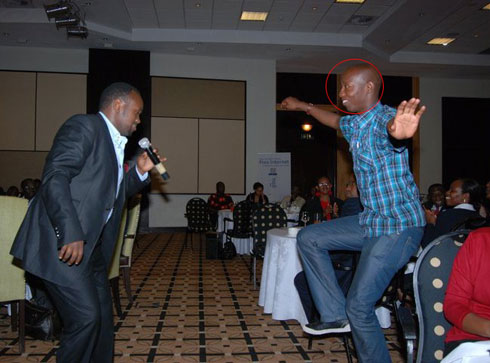 Rusakara ngo we akunda gushimisha abantu gusa.