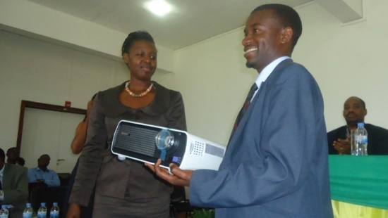 Rusatira yanahawe Projector azajya akoresha mu gukangurira abantu kurwanya itabi.