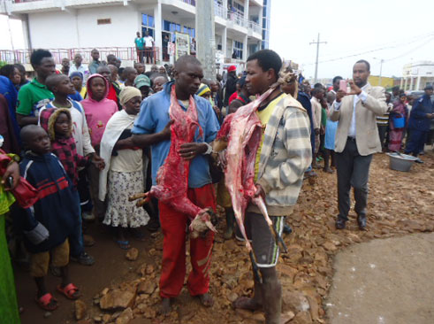 Aba bajura bafashwe babaga ihene bibye.