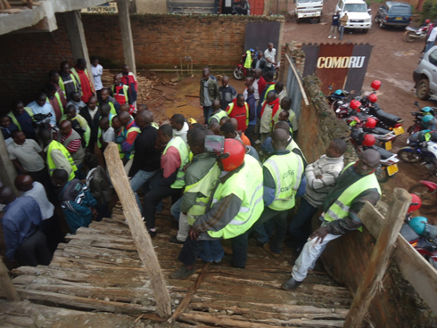 Abamotari bibumbiye muri koperative COMORU bereka intumwa za RALGA igorofa biyubakiye bakoresheje umusanzu.