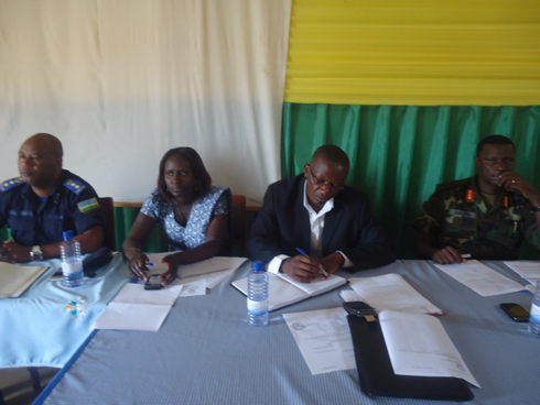 Abayobozi bari bayoboye inama.