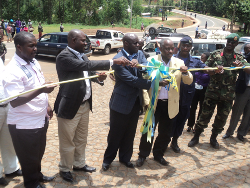 Usengimana afungura gare y'akarere ka Rusizi kumugaragaro.