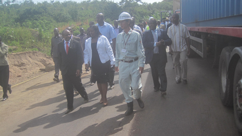 Abayobozi ku mpande zombi basura ibikorwa byo kubaka ikiraro cya Rusumo.