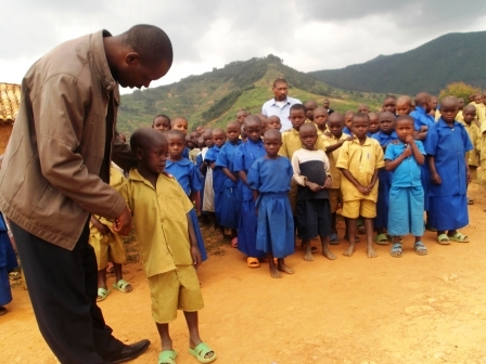 Nyuma y'urugendo rurerure n'amaguru yageze ku kigo cy'amashuri abanza cya Mwendo aganira n'abarezi ndetse n'abanyeshuri.