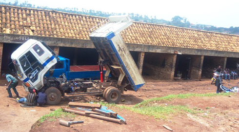 Ahakorerwa ubukanishi muri Rwabayanga.